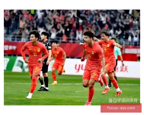 中国足球队迎战日本队备战亚洲杯 强力阵容引发球迷热议